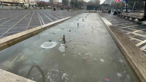 Elazığ’da soğuk hava ve don etkili oldu, süs havuzları buz tuttu
