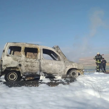 Elazığ’da yanan hafif ticari araç kullanılamaz hale geldi
