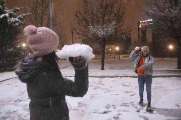 Elazığ’da yoğun kar yağışı etkili oldu, vatandaş doyasıya eğlendi
