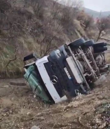 Elazığ’da yol çöktü, beton mikseri yan yattı
