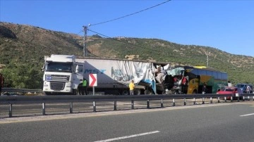 Elazığ'da otobüs ile tırın çarpışması sonucu 1 kişi öldü, 34 kişi yaralandı