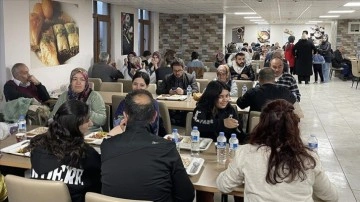 Elazığ'da yurtlarda misafir edilen depremzedeler devletin "sıcak aşıyla" iftar yapıyo