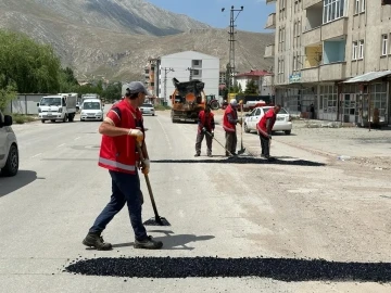 Elbistan’da hasar gören yollar onarılıyor
