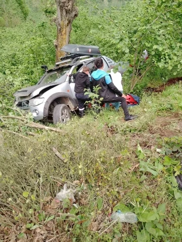 Elektrik direğine çarpan pikap tarlaya uçtu: 2 yaralı
