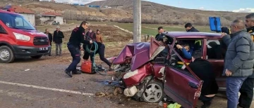 Elektrik direğine çarpan Tofaş hurdaya döndü: 3 yaralı
