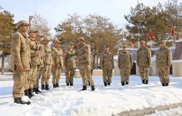 Elleri ile ördüğü çorapları Mehmetçiğe gönderdi
