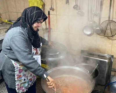 Emekli öğretmen elleri yana yana muhtaçlara gönüllü aşçılık yapıyor
