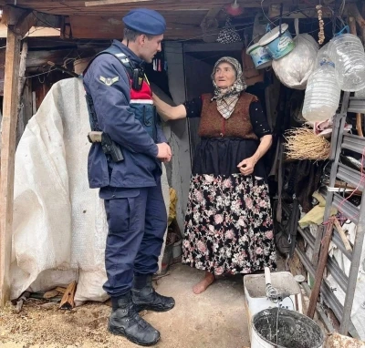 Emet’te jandarma yaşlı ve yalnız yaşayan vatandaşlara ziyaret
