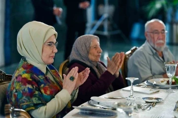 Emine Erdoğan, huzurevi sakinleriyle iftarda buluştu
