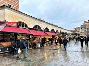 Eminönü’nde kuruyemişler yılbaşı öncesi tezgahları süsledi
