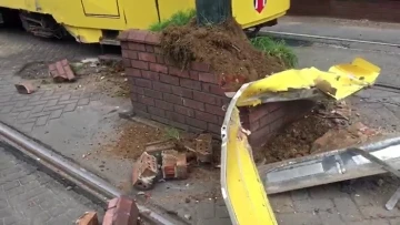 Eminönü’nde raydan çıkan tramvay kaza yaptı
