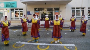 En "özel" halk oyunları ekibi törenlerde sahne almaya hazırlanıyor