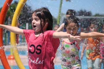 En sulu eğlence...40 derece sıcakta çocuklar hem eğlendi, hem serinledi