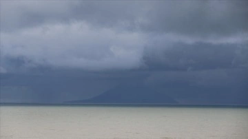 Endonezya'da Anak Krakatau Yanardağı faaliyete geçti