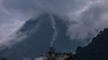 Endonezya'daki Merapi Yanardağı kül püskürttü