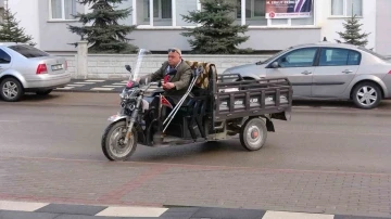 Engelli aracıyla çıktığı iyilik yolunda her gün ihtiyaç sahiplerine ekmek ve gıda taşıyor
