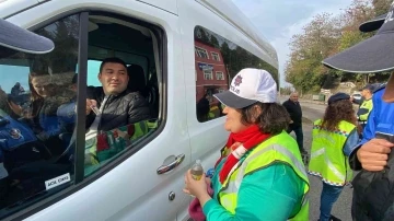 Engelli bireyler trafik görevlisi oldu, sürücüleri uyardı
