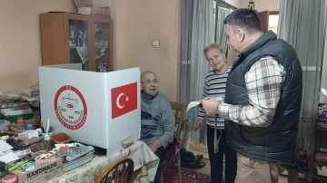 Engelli ve yaşlılar ’Seyyar sandık’la oy kullanıyor
