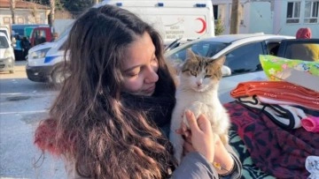 Enkaz altında buldukları kedi, zor anlarında moral kaynağı oldu