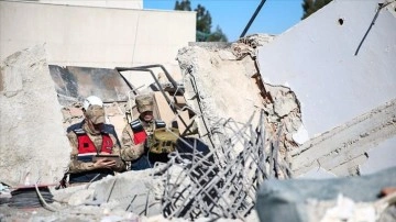 Enkaz altındakiler jandarmanın yer altı görüntüleme cihazıyla tespit ediliyor