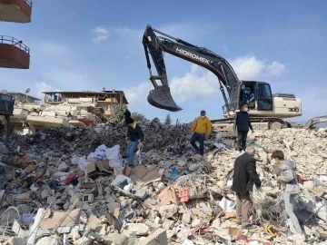 Enkaz arasında milyonluk ürünlerini aradılar
