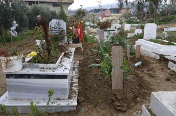 Enkaz başında cebindeki bisküviyle yürekleri dağlamıştı, bisküviyi yediremediği oğlunun yanına gömüldü
