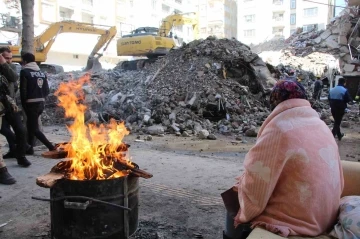 Enkaz başında umutla bekleyiş
