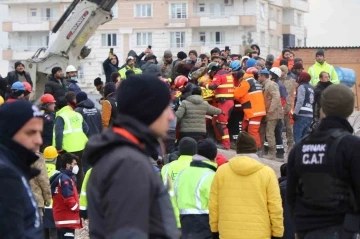 Enkazdan 106 saat sonra sağ çıkarılan Elif ilk isteği olan çantaya kavuştu
