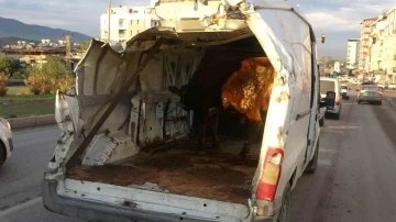 Enkazdan çıkardığı aracıyla boğasını taşıyınca trafikte ilgi odağı oldu
