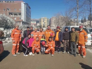 Enkazdan sağ kurtarılan Beren Dalkıran’ı Mehmetçik ziyaret etti
