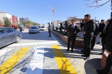 Erciş Belediyesi yaya geçidi, duraklar ve kasislerde boyama çalışmaları yaptı
