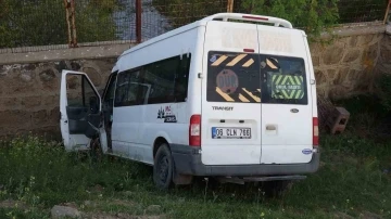 Erciş’te minibüs şarampole uçtu: 1 yaralı
