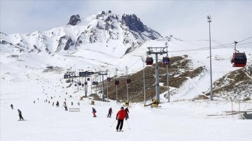 Erciyes Kayak Merkezi "suni karlama"yla kayakseverlerin hizmetinde