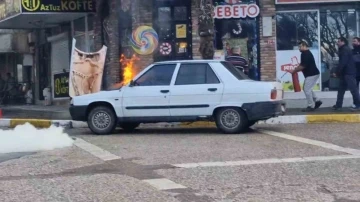 Erdek’te alev alan Tofaş otomobili esnaf söndürdü
