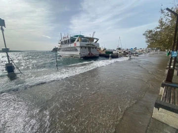 Erdek’te lodos etkili oluyor