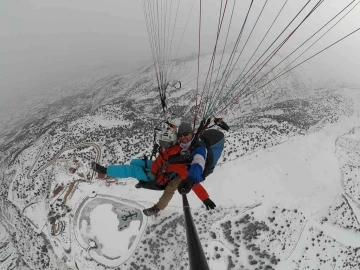 Ergan Dağı’nda adrenalin dolu ’göl manzaralı’ yamaç paraşütü
