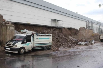 Ertekin’den geçmiş olsun mesajı: &quot;Olumsuz hava şartlarından etkilenen Kayserili hemşehrilerimize geçmiş olsun&quot;
