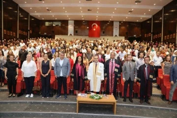 ERÜ Eczacılık Fakültesi yeni mezunlarını verdi
