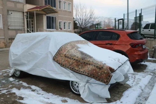 Erzincan’da araçlar soğuktan halı ve battaniyelerle korunuyor
