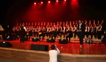 Erzincan’da farklı meslek gruplarından insanların bir araya geldiği “Kardeşlik Korosu” ilk konserini verdi
