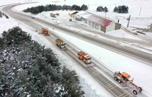 Erzincan güne kar yağışıyla uyandı
