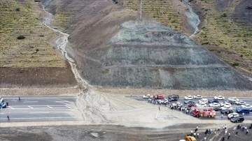 Erzincan-Sivas kara yolu heyelan nedeniyle ulaşıma kapatıldı