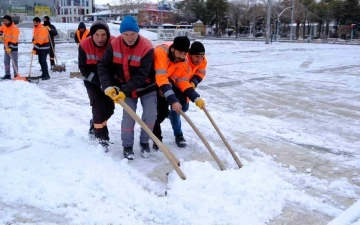 Erzincan yağan karla beyaza büründü