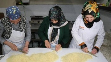 Erzincanlı kadınlar ramazanda yoğun talep gören kesme kadayıf için mesaide