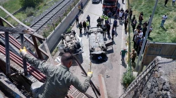 Erzurum’da iki araç köprüden uçtu, can pazarı yaşandı
