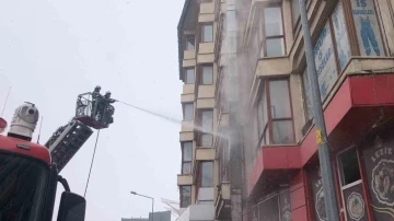 Erzurum’da işyerinin çatısında çıkan yangın itfaiye ekiplerince söndürüldü
