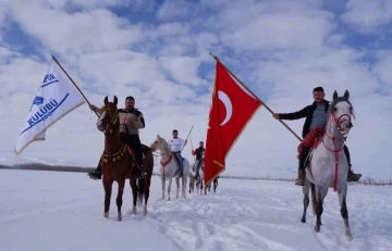 Erzurum’da kar üzerinde cirit keyfi
