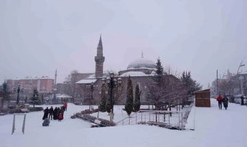 Erzurum’da kar yağışı etkili oluyor, 144 köy yolu kapalı
