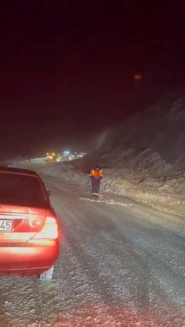 Erzurum’da karayoluna çığ düştü
