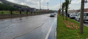 Erzurum’da sağanak yağmur hayatı felç etti
